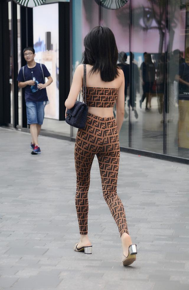 路人街拍，小姐姐简简单单的套装，却非常的美丽动人