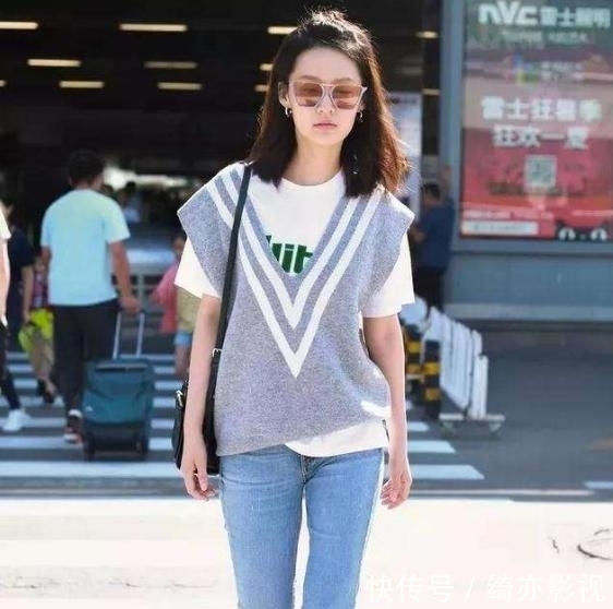 「以试一下」T恤叠穿或搭配不同款式的牛仔裤,都是春夏最nice穿搭CP!