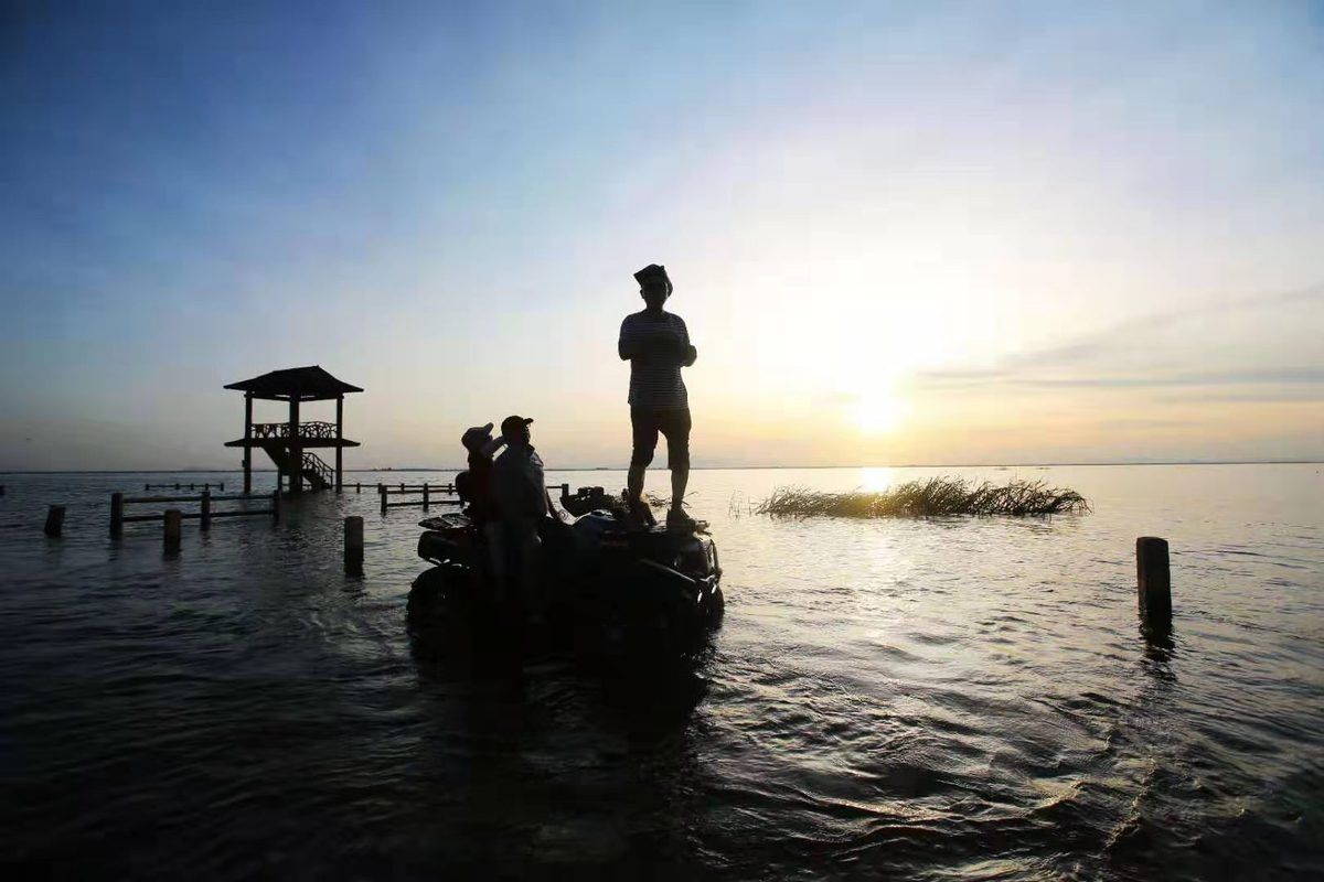 鄱阳湖水位下降 再现中国“最美水上公路”