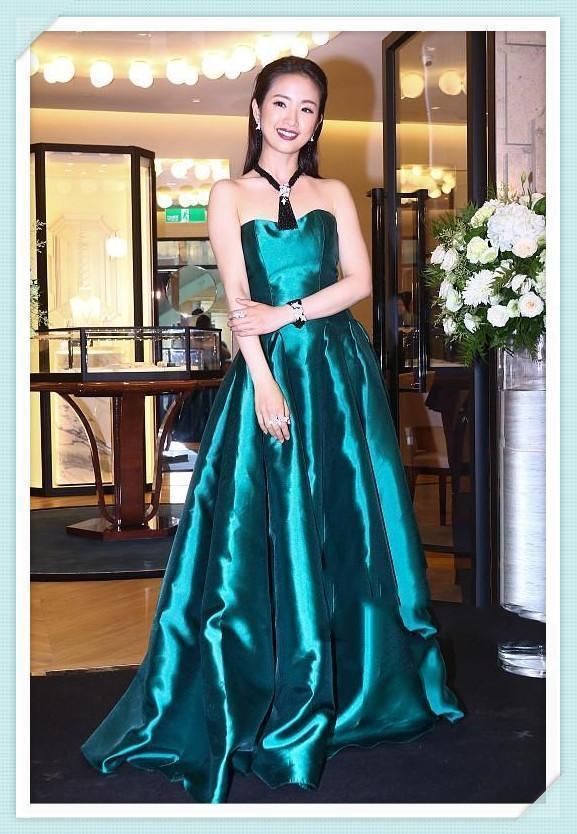 许晴真会装嫩!49岁穿墨绿色长裙不输35岁林依晨，网友:不服不行