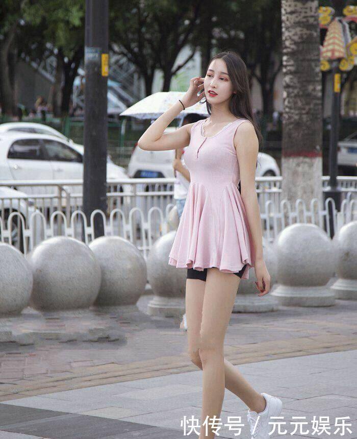 街拍！美女真会穿搭，穿上迷你连衣裙，打造纤纤大长腿几乎无敌！