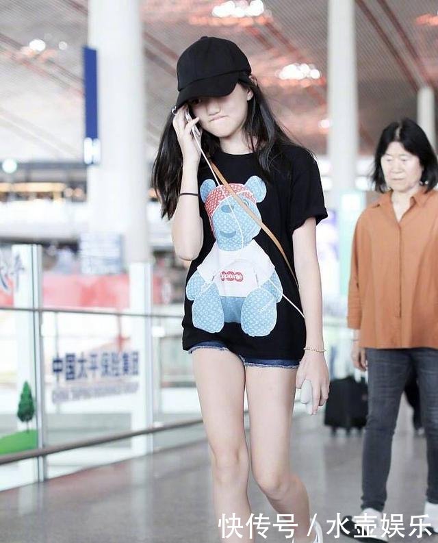 李亚鹏携女儿现身机场，李嫣大长腿亮了，难怪能去时装周走秀！