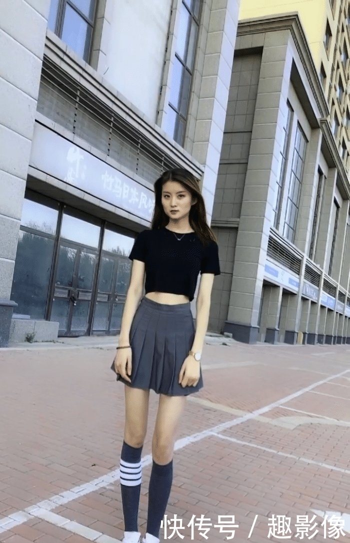  『偶遇』街头偶遇穿着短裙跳舞的美女，动作标准，演绎魅力十足