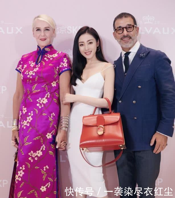 张天爱为了增高, 鞋子高到一般人穿不起的程度, 像用脚趾走路!