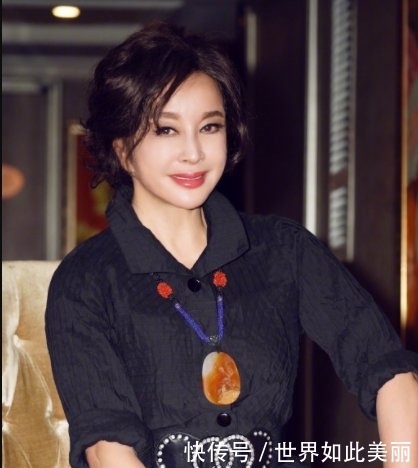 【 底裤】错把“无痕裤”当打底裤穿，不服不行，67岁刘晓庆真会玩