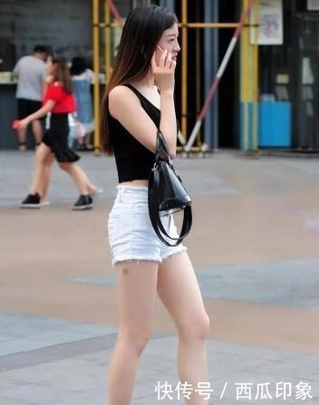 【满分】路人街拍,气质满分的小姐姐,大长腿配高跟鞋很适合,回头率很高