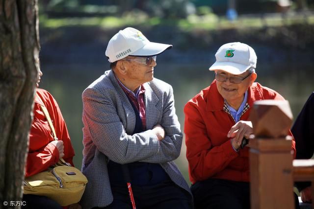 社保缴满15年想领养老金，这两个条件没满足，之前的钱都白交！