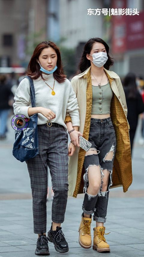  ＂opstate＂:＂0炎炎夏日，美女选择带破洞设计的长裤，时尚度高、清凉感十足