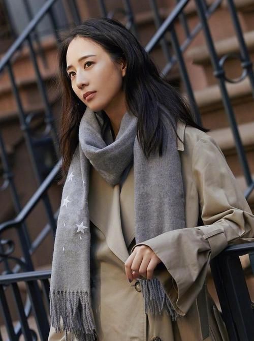  [后搭配上一]张钧甯不愧是“气质女神”，穿杏色风衣轻熟优雅，搭围巾简约时髦