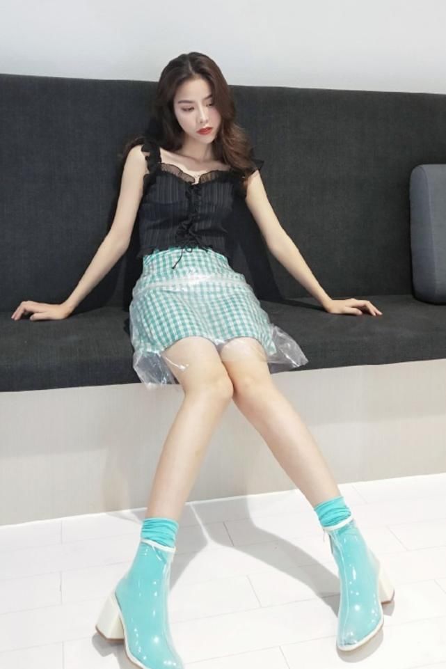  「简约款式」别说“果冻袜”难搭配衣服，看看下面时尚达人的穿法，洋气显腿长