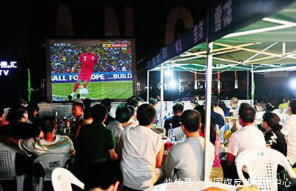 世界杯赌球:赢了别墅靠海,输了天台排队,我们想