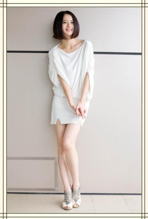 戚薇真是厉害,迷彩服一只塞袜子,一只露外面,网友:真会玩