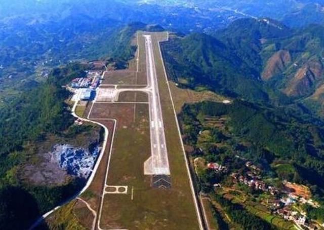  悬崖@中国第一座“悬崖机场”，历时6年投资8.5亿，削平60多座山