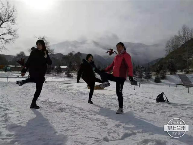 千名游客马蹄寺景区“踏雪游”