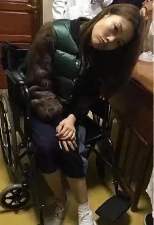 穿高跟鞋有多辛苦?冉莹颖脚被勒出印，她的脚趾变形