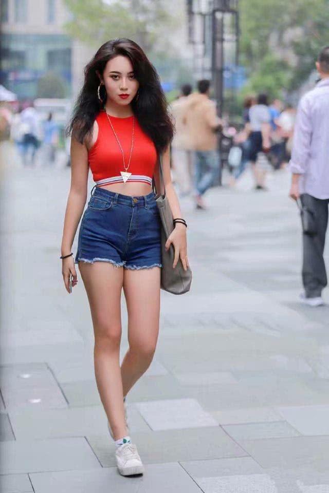 街拍：身材好的女人就是自信，图4、图5小姐姐连体衣出街不方便吗