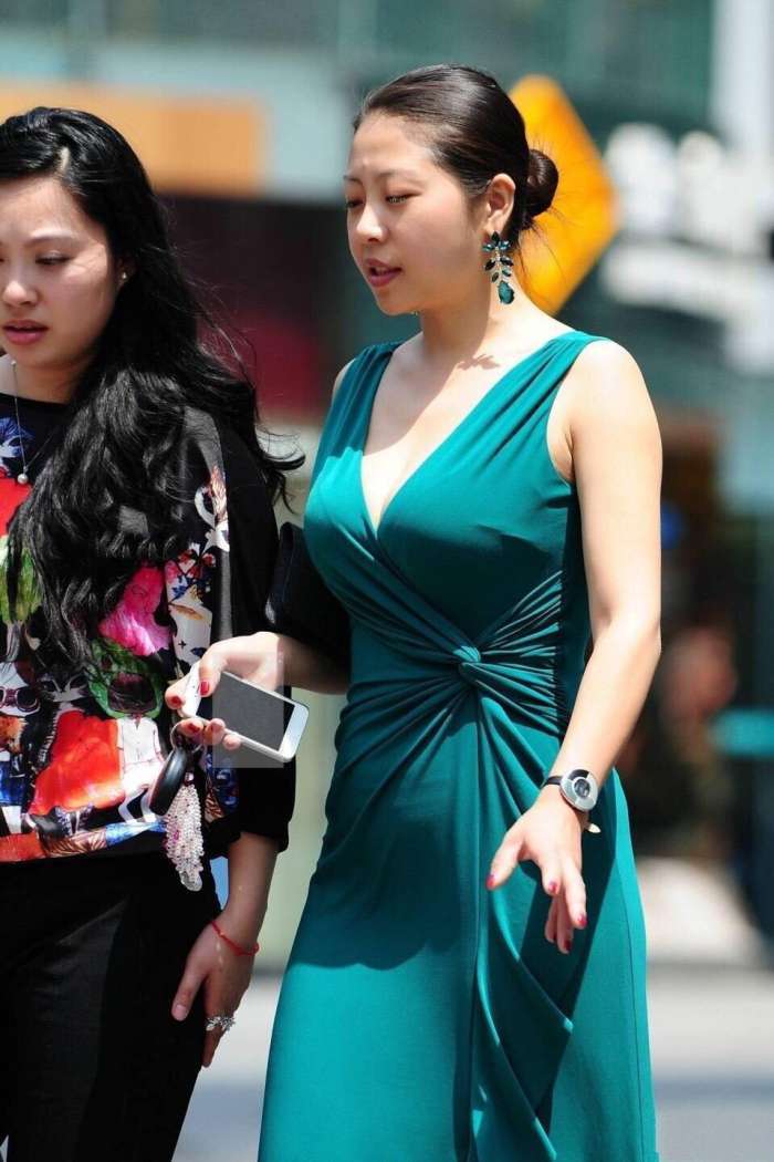 街拍: 成熟女生时尚起来就是美, 整个打扮气质好, 气场十足