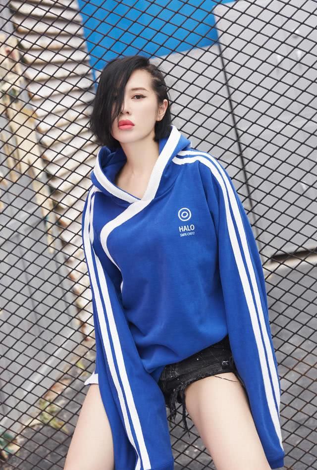  【身穿】43岁的余男依然少女感十足，身穿蓝色卫衣配牛仔裤，年轻20岁不止