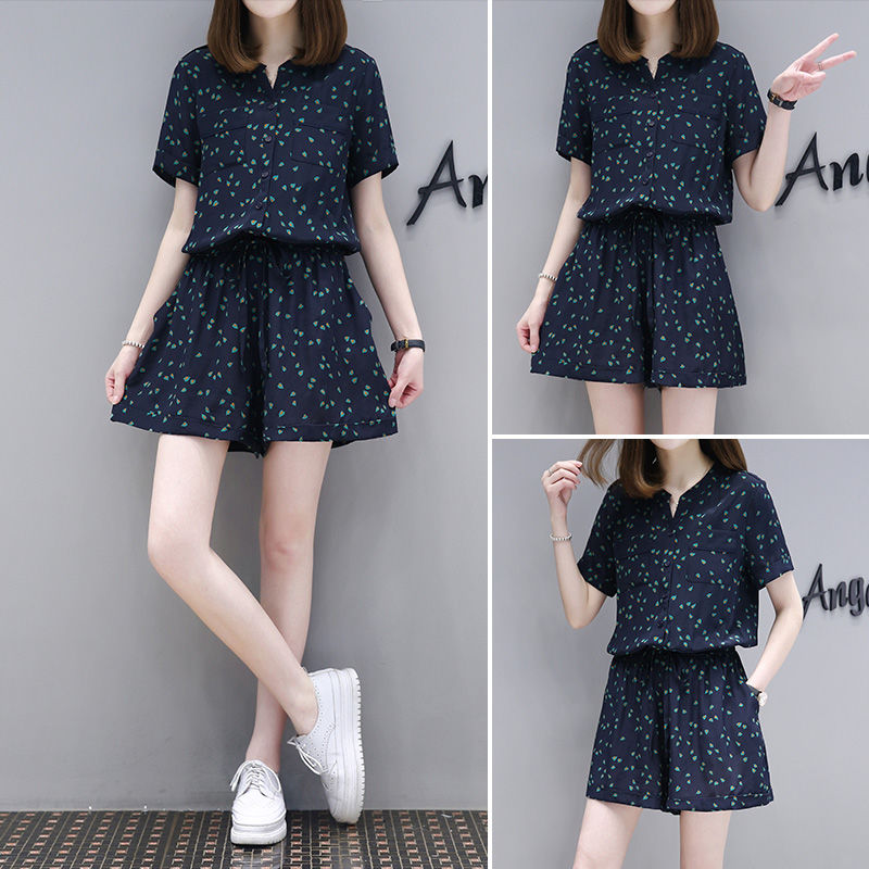 还以为穿连体裤上厕所不方便?看看新款型在说话，显腿特长还惊艳