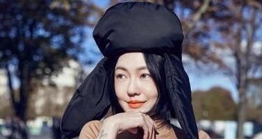 「衫大秀」小S真的太敢穿!系个“红布”就出门,搭配高领衫大秀曼妙身材