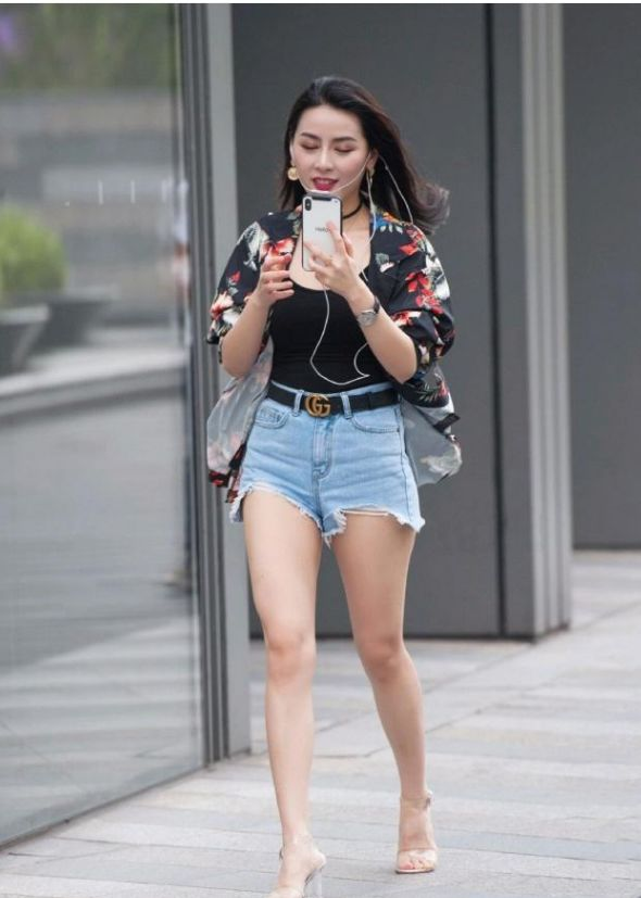 # 美女#长发披肩，尽显女王气质，街拍：美女穿黑色T恤配黑色短裤