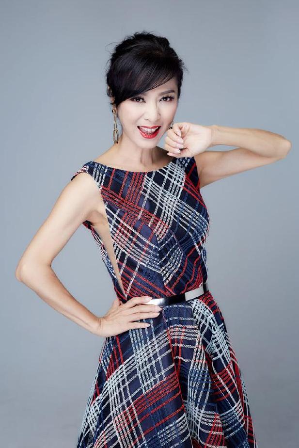 米雪真过分！只穿一件镂空针织衫现身，网友：她真的63岁了吗？