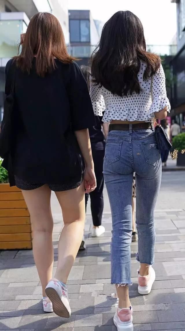 黑色斑点体恤搭配九分牛仔裤，文艺青年富有知性，这就是你的菜