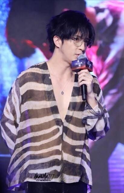 薛之谦李雨桐事件当事人最新动态，男方开演唱会，女方公司倒闭