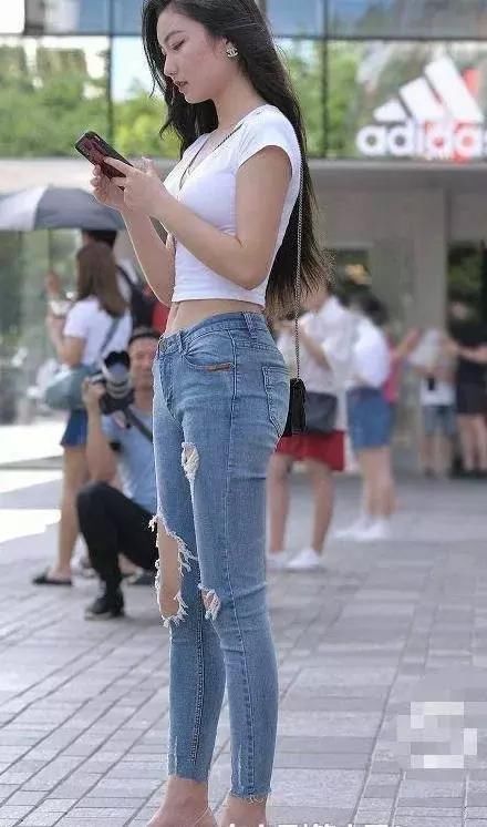 街拍：楚楚动人紧身裤穿出清爽，凸出魅力