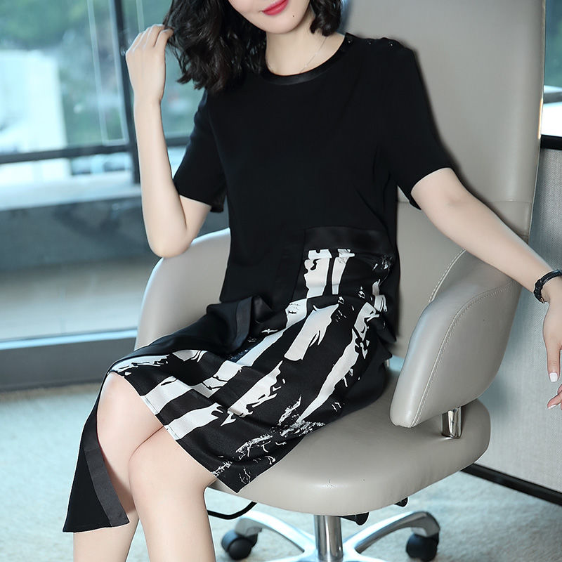 太美腻!50岁老妈出门逛街穿款“印花”美裙，连年轻人都盯着看