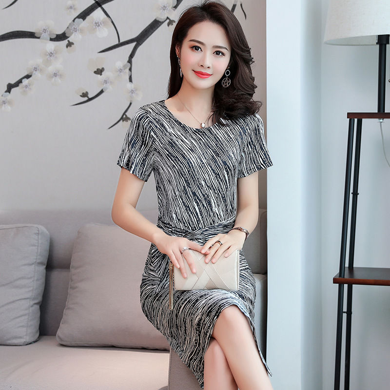 成熟女人穿这种连衣裙原来这么性感，尽显S型曼妙身姿