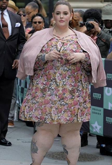 国外女子200多斤, 大街上被众人拍照, 看了女子的腿直呼恶