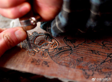 春节将至 又到木版年画艺人秀手艺的时候了