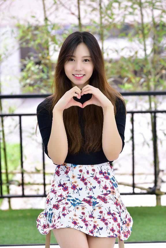 街拍：身材苗条的女孩，穿超短裙清凉性感，大长腿白皙迷人