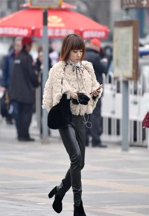 【自信】紧身皮裤显身材曲线,也是对自己自信的表现,搭配高跟鞋更显气质