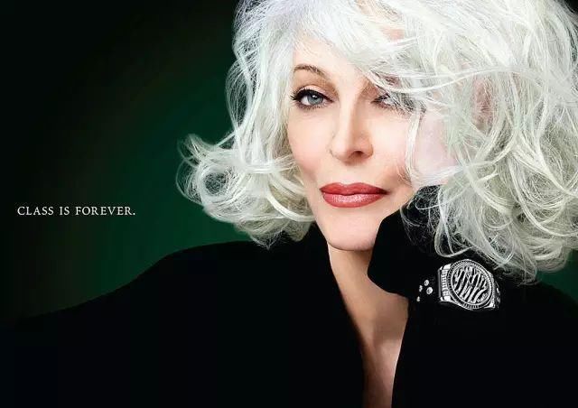 她74岁，满脸皱纹，天天素颜，但是真的很酷啊!!!