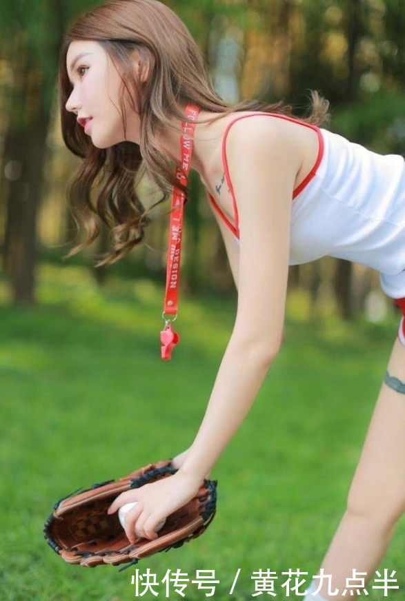 『低调』棒球女神有韵味,时尚服装秀轻盈姿态,想低调点都不行