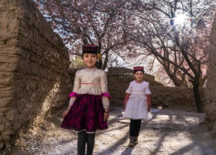 中国这座边境县城，竟然满大街都是白人美女，而且全是中国国籍！