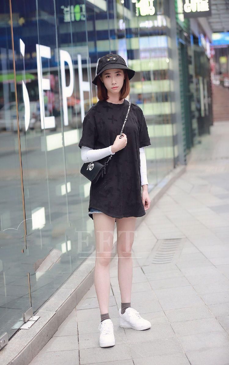 街拍:三里屯的姑娘个个都是花容月貌的大美女，穿衣搭配时髦性感