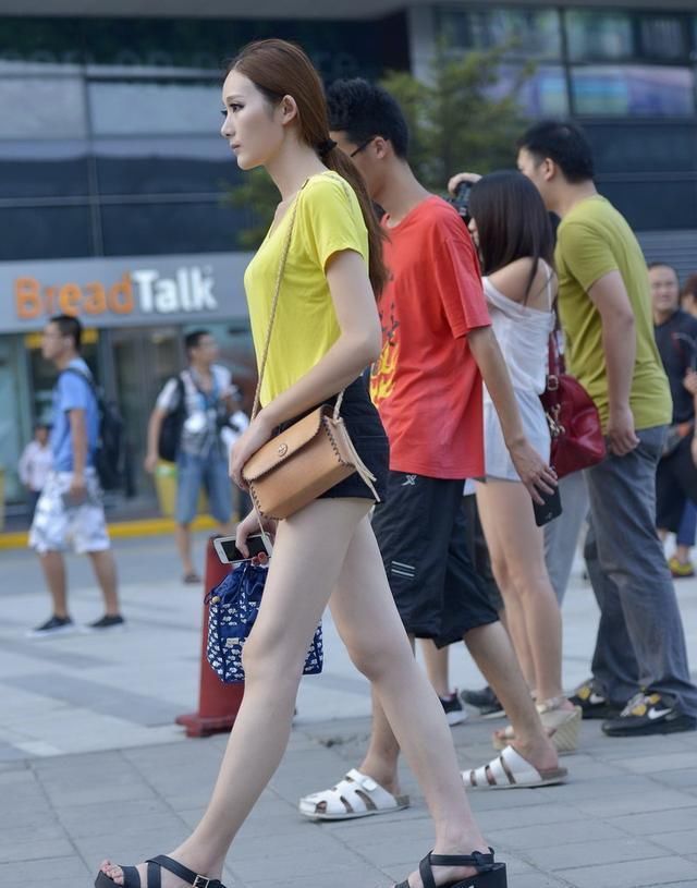 街拍：美女身穿紧身T恤和白色短裤，非常好看的长腿！