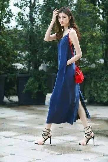 何穗这次太秀了！吊带裙下的脚丫子都“白到发光”？