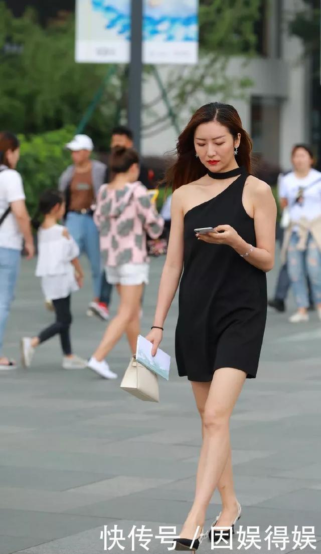 美女|美女针织连衣裙搭配一双绑带式的粗跟高跟鞋,极具时尚魅力