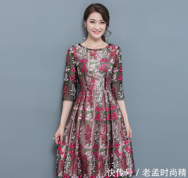  『宽松连衣』女人如果40来岁就要好好打扮！试试这些春裙，搭配裸靴，美炸天
