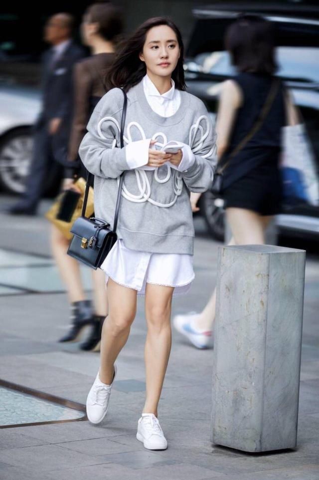 王智这一身看似简单，其实很难驾驭，姑娘底子不错呦