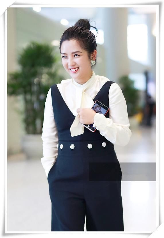 蔡依林是156，何洁是157，二人同穿阔腿裤，差距绝不止1cm！