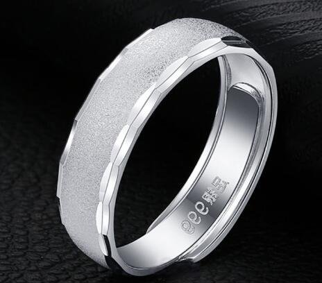 男人再“穷”也要学戴戒指,建议试试下图的,彰显男人味