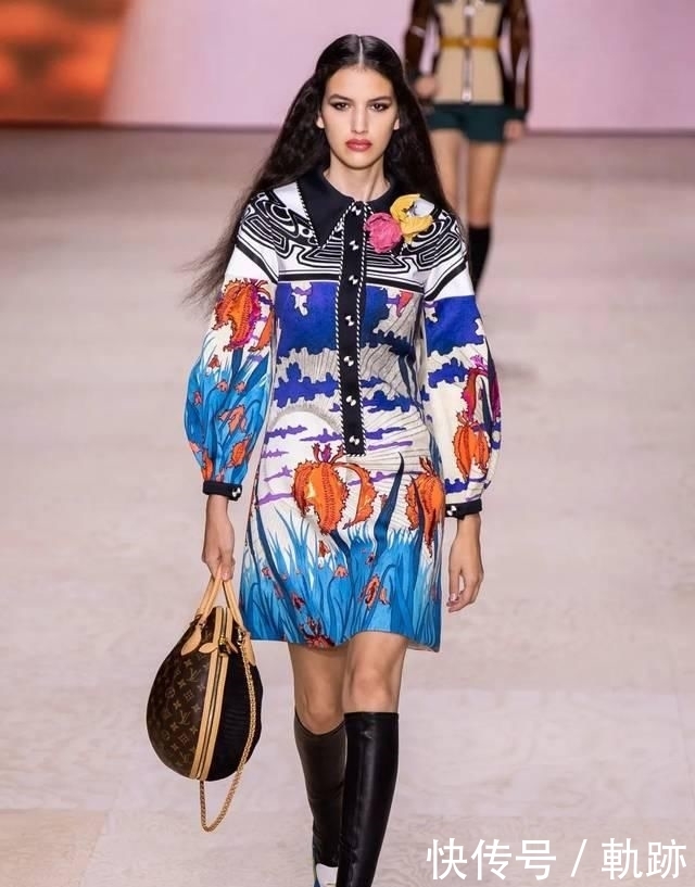  『花朵』2020开春 流行穿“开满花”的裙子，谁穿谁美！