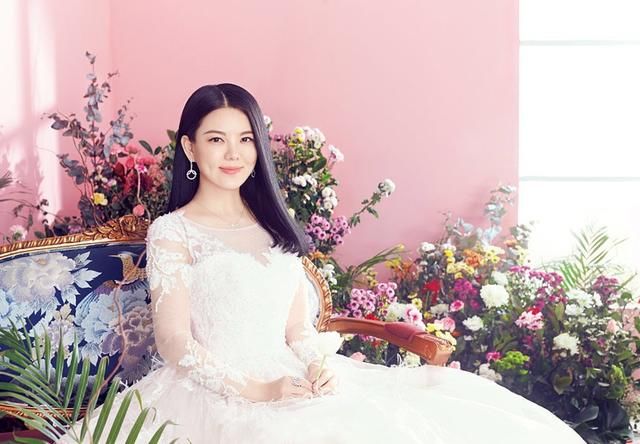 居然被瘦下来的李湘惊艳了!42岁身穿印花裙，照样美得优雅又高级