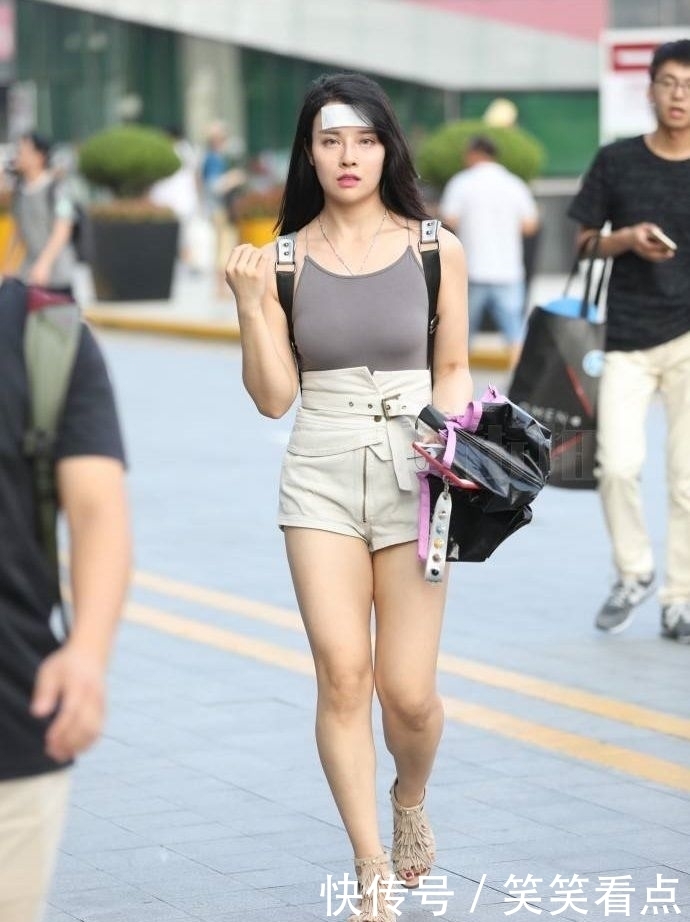  [微胖]路人街拍：微胖女孩也可以穿裸色，搭配对了就很时髦