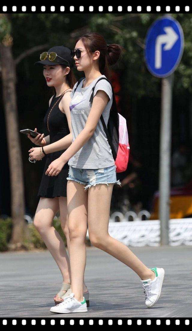 成都街拍:T恤短裤骨感型美女or超短裙丰满型美女 你喜欢谁?